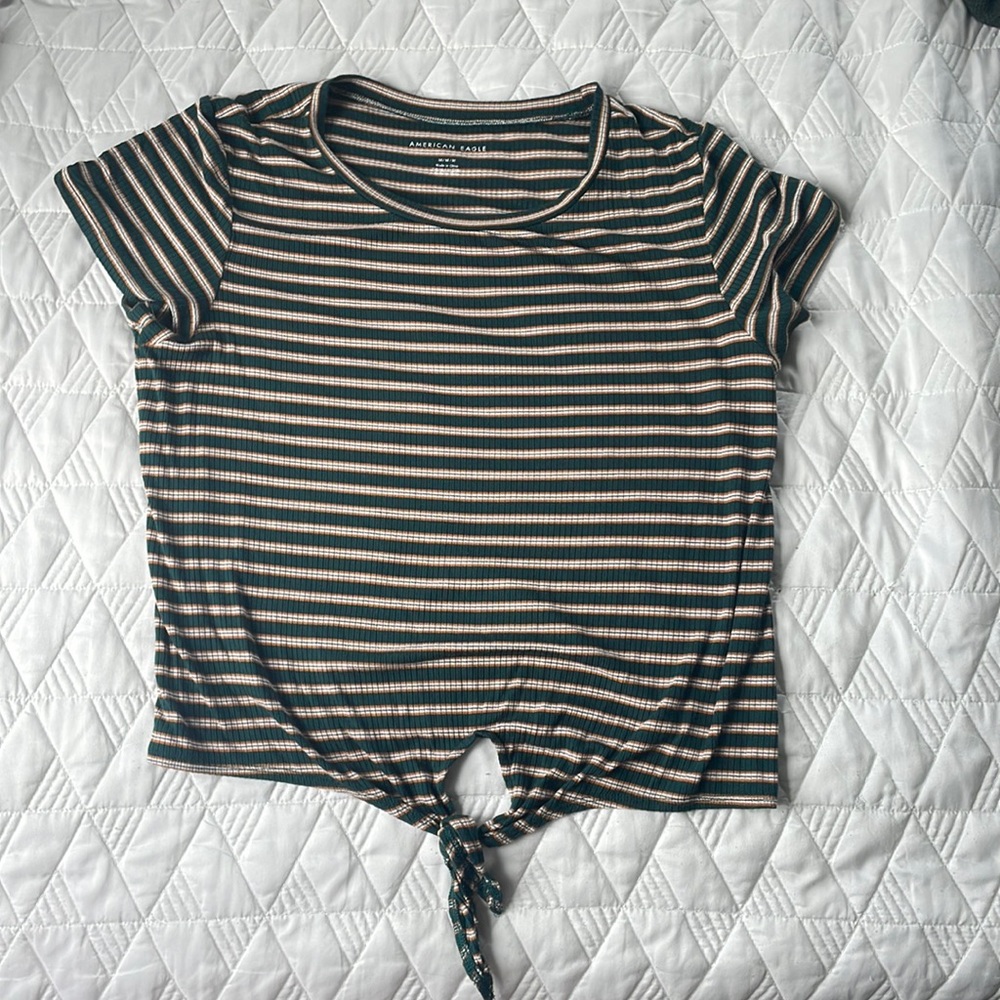 American Eagle semi-cropped Green/Orange/ White shirt. Tie at the bottom.